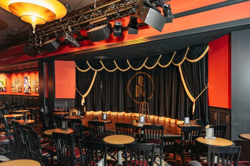 Las Vegas Strip: Brad Garretts Comedy Club at MGM Grand - The Venue Environment and Seating Arrangements