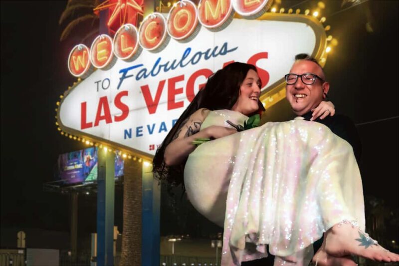 Las Vegas: Traditional or Theme Vegas Sign Wedding/Renewal - Photo Opportunities and Video Recording