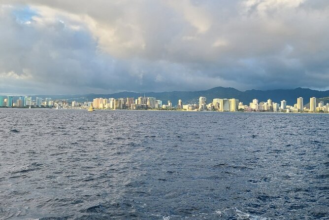 Late Breakfast Cruise in Honolulu - Practicalities: Meeting, Capacity, and Accessibility