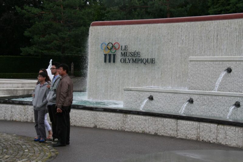 Lausanne: Private Walking Tour with a Local Guide - Main Sightseeing Highlights: Lausanne Cathedral and Palud Square