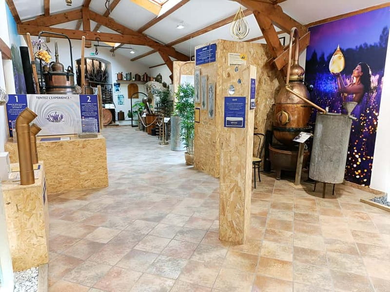 Lavande Guided Tour And Live Distillation - Exploring Lavender Secrets in the Still Room and Scent Room