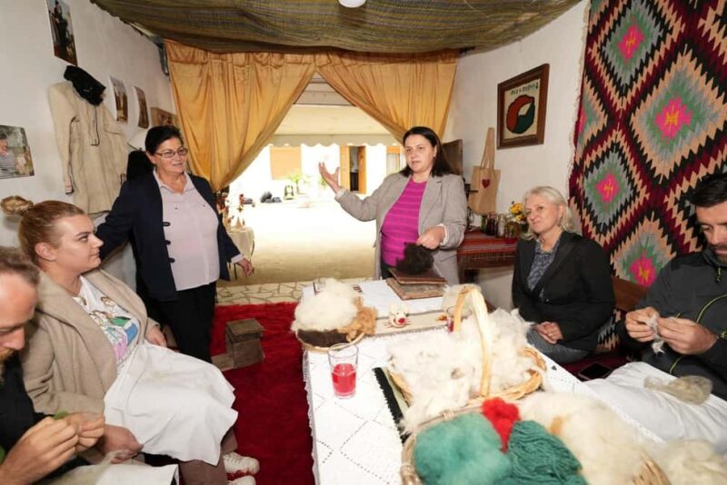 Lazarat: Wool Weaving Workshop with Lunch or Dinner - Key Points