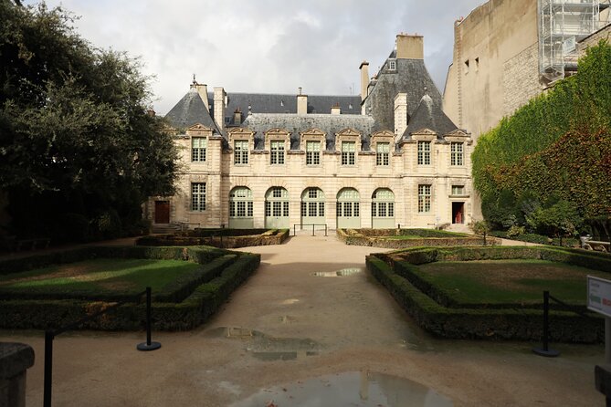 Le Marais Private Walking Tour - Observing Gentrification from the Outside of the Centre Pompidou