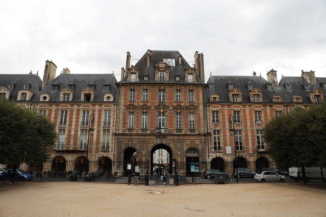 Le Marais Private Walking Tour - Admiring 17th-Century Mansions at Cour et Jardin de l’Hotel de Sully