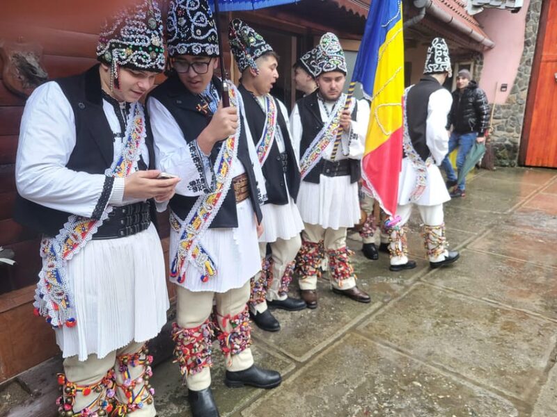 Learning toghether Transylvanian dances in Sibiu - Key Points