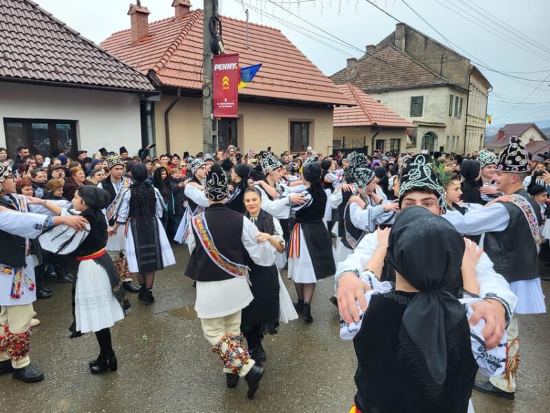 Learning toghether Transylvanian dances in Sibiu - The Atmosphere of the Rural Spectacle and Traditional Costumes
