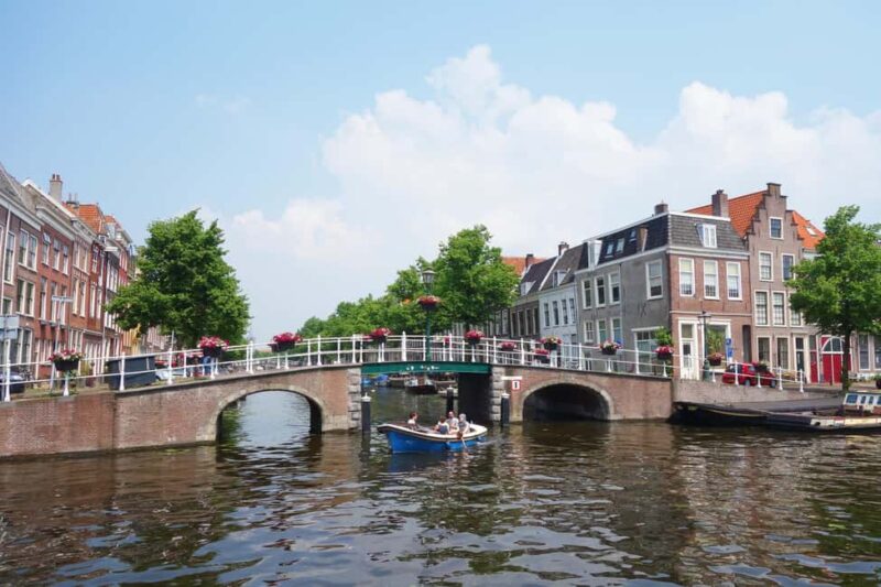 Leiden: Boat rental - 2 hours - max 6 people - Enviso - Practical Details: Meeting Point and Booking Flexibility