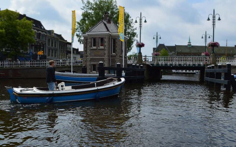 Leiden: Electric boat rental (6 pers.) - Easy Booking and Practical Details