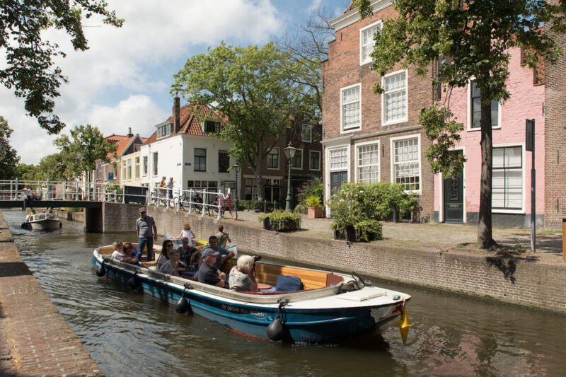Leiden: Guided City Canal Cruise - Food, Drinks, and Onboard Comfort