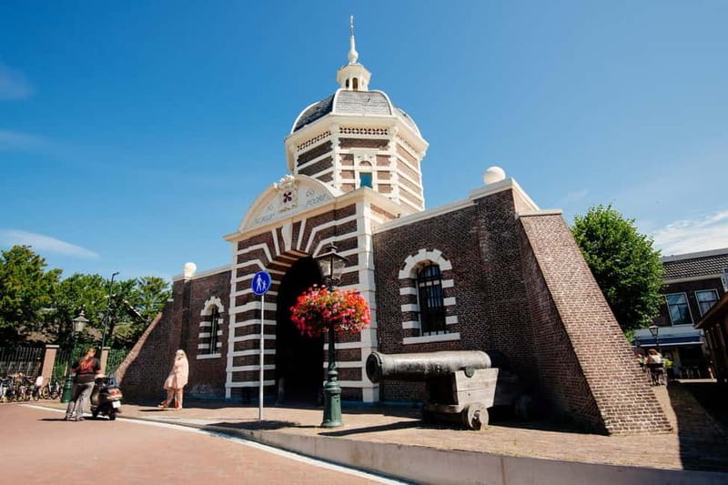 Leiden: Walking Tour with Guide and Entry Rembrandt Studio - Exploring Leiden’s Historic City Gate: Morspoort