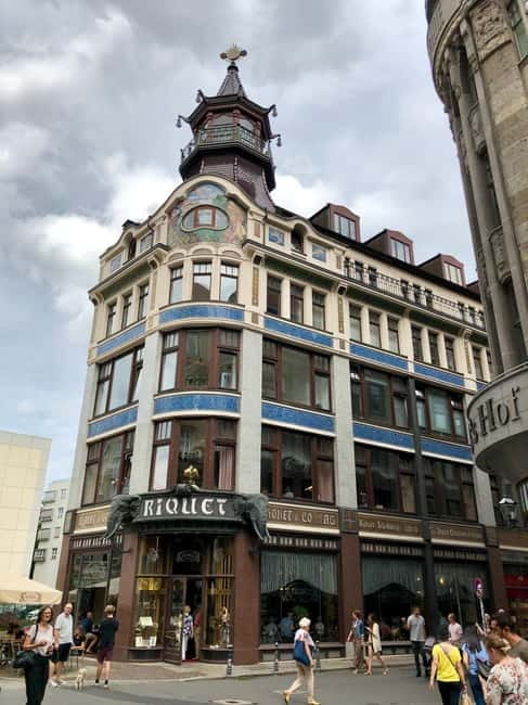 Leipzig: City Tour 2.0  Spot Past with Mobile Projections - Guide Style and Tour Pacing