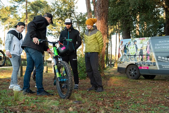 Leisure ride on an electric scooter - The Role of the Guides: Pedagogy, Humor, and Local Knowledge