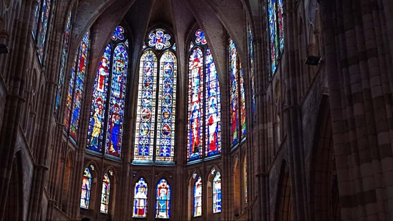 León Cathedral: tour with a local art historian - Inside León Cathedral: From Stained Glass to the Dazzling Ambulatory