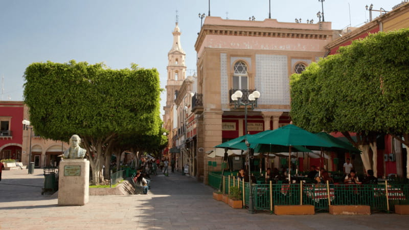 Leon: City Center Guided Tour with Nieve de Garrafa Tasting - Exploring León’s Main Cathedral