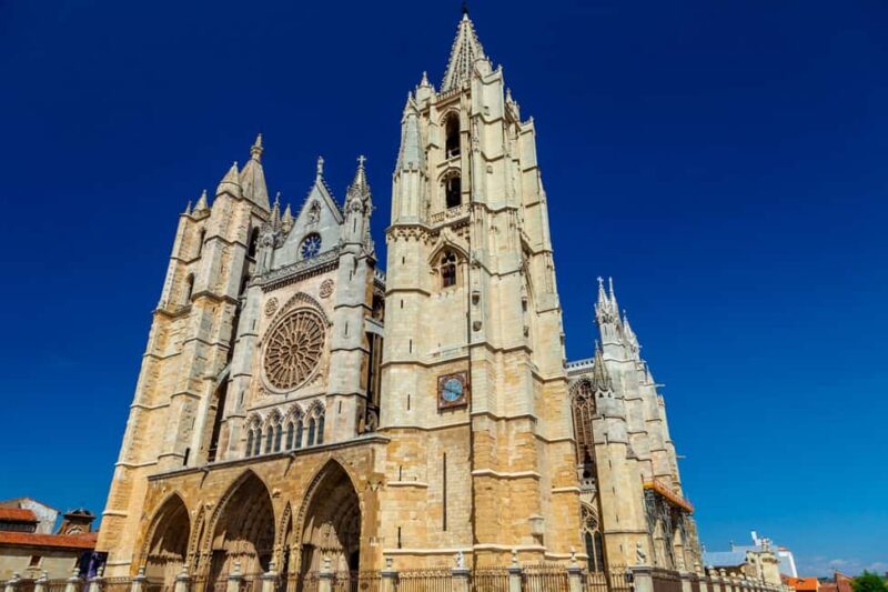 León: Guided tour by a local art historian - Visiting León Cathedral: A Majestic Landmark