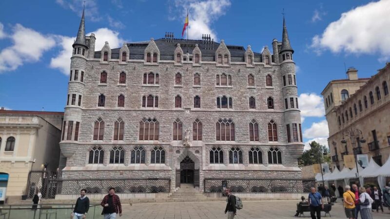 León: Guided tour by a local art historian - The Experience of the Guide and Group Size