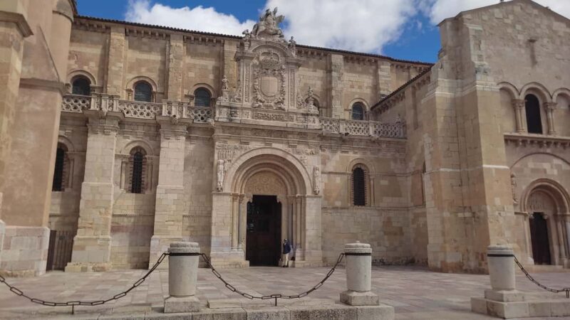 León: Private tour with a local art historian - Starting at Plaza de Regla: Your Meeting Point for Leóns Historic Walk