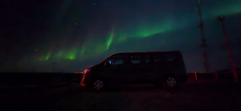 Levi: Northern Lights by Minivan with hot drinks and snacks - Traveling in Comfort in a Minivan