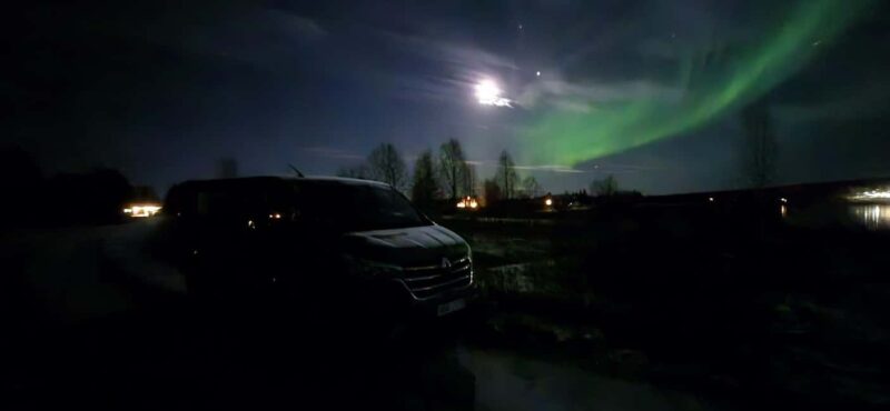 Levi: Northern Lights by Minivan with hot drinks and snacks - Additional Stops: Snow Village and Scenic Viewpoints