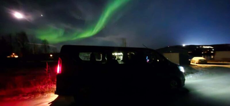 Levi: Northern Lights by Minivan with hot drinks and snacks - Suitability for Families and Different Travelers