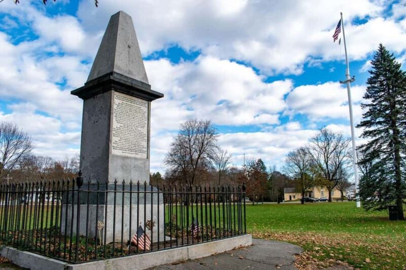 Lexington: Battle Green Walking Tour with Guide - Honoring the Fallen at the Old Burying Ground
