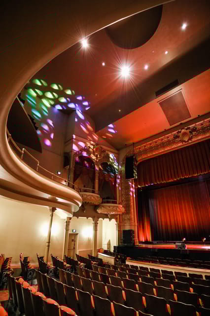 Lexington: Downtown Walking Food & History Tour - Passing Lexington Landmarks: Skullers Clock, The Square, and Phoenix Park