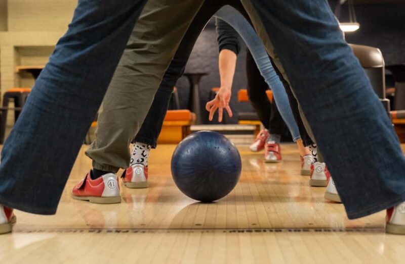 Lille: Bowling & meal experience in a fun and friendly atmosphere - The Food and Drink Experience at Métro Bowling Lille