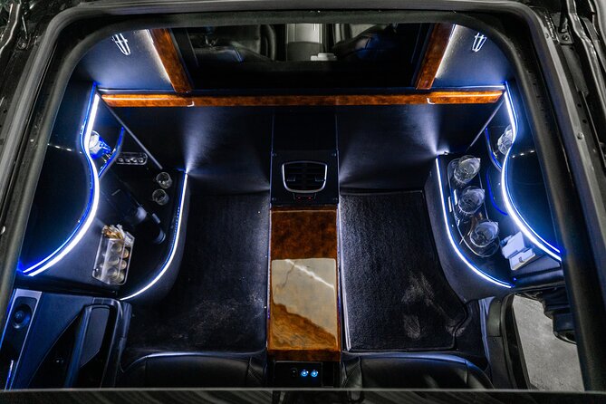 Lincoln Strecth Limousine with Wi Fi on board - Wi-Fi and Refreshments: Staying Connected in Style