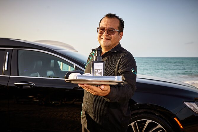 Lincoln Stretch limo from Cancun Hotel Zone to Cancun Airport - The Lincoln MKZ Stretch Limousine: Style and Comfort