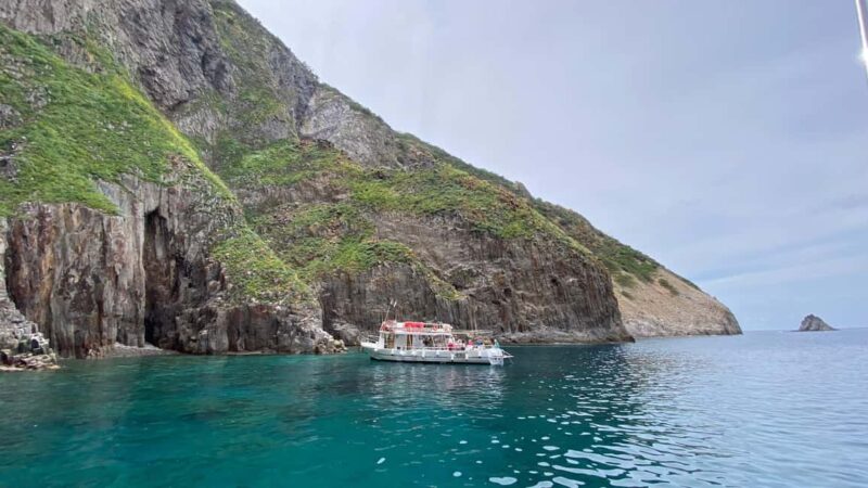 Linea isola di Palmarola - Exploring the Majestic Faraglioni and Iconic Caves