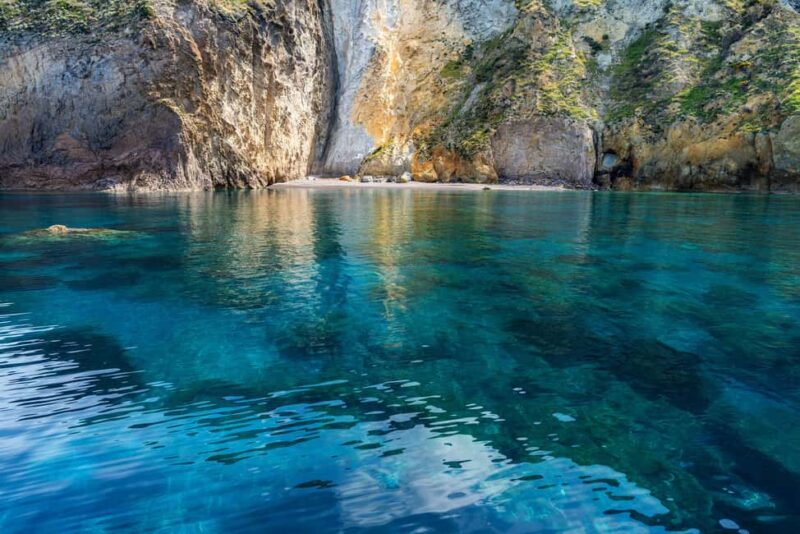 Linea isola di Palmarola - Relaxing at the Cathedral Rock Formation
