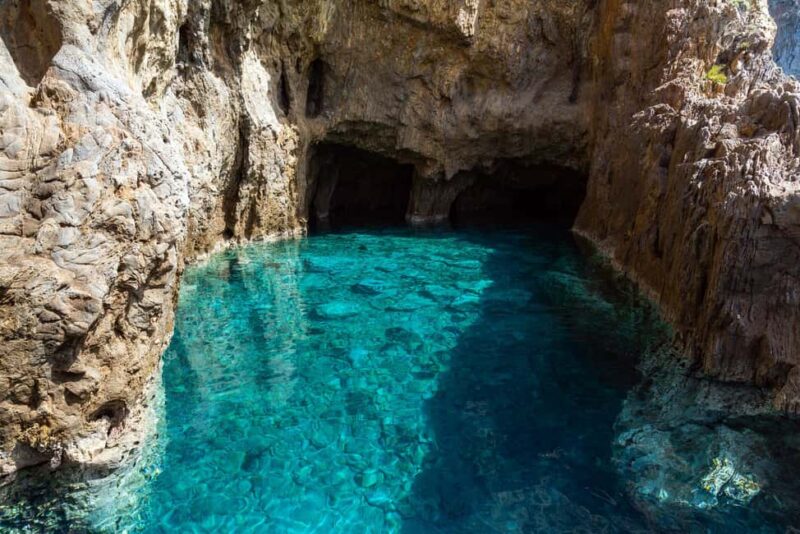 Linea isola di Palmarola - Indulging in Onboard Lunch and Refreshments