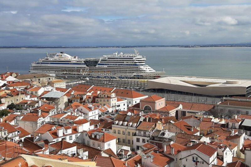 Lisbon: 1,5 Hours Historical Tuk Tour for Two Persons. - The Guides Expertise and Friendly Approach
