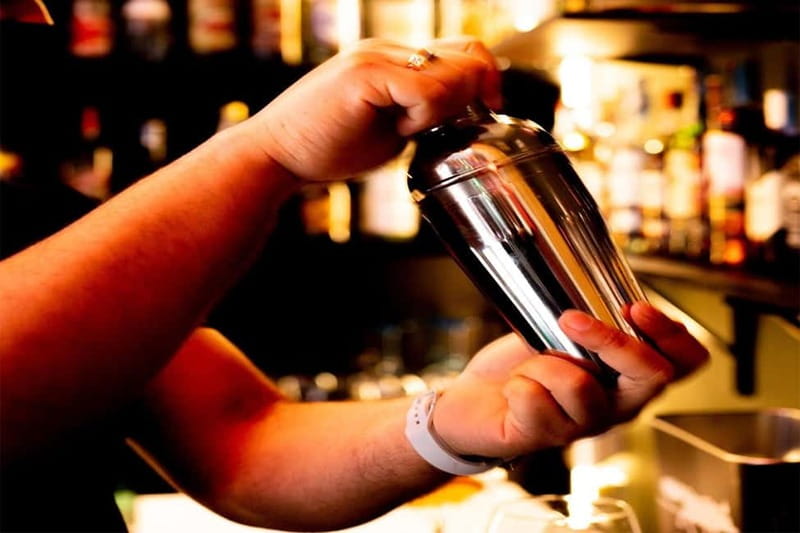 Lisbon: 18-Hole Indoor Minigolf Ticket with Bar Area - The Bar Area and Additional Games