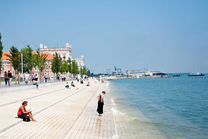 Lisbon 1h30 Tuk-Tuk Tour: The best way to visit the city - Visiting the Lisbon Cathedral and Alfama’s Miradouros