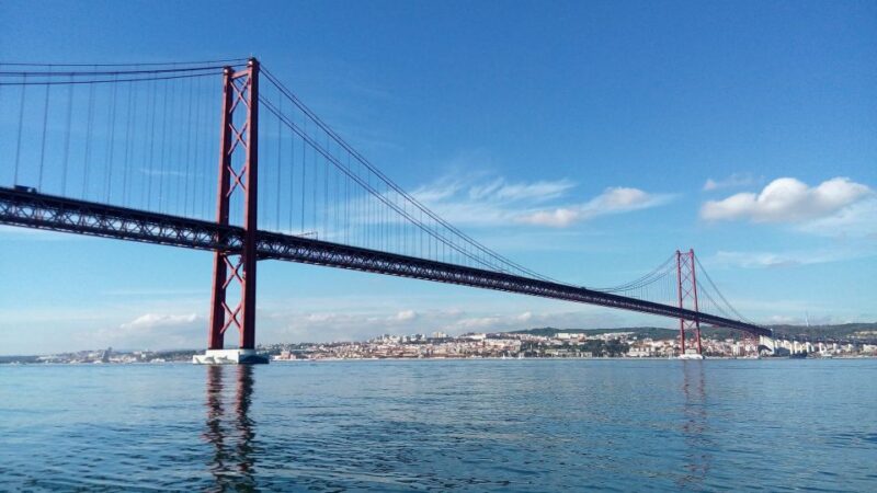 Lisbon: 2-Hour Sailing Yacht Cruise & Guided Tour w/2 drinks - Experts Leading the Guided Tour in Multiple Languages