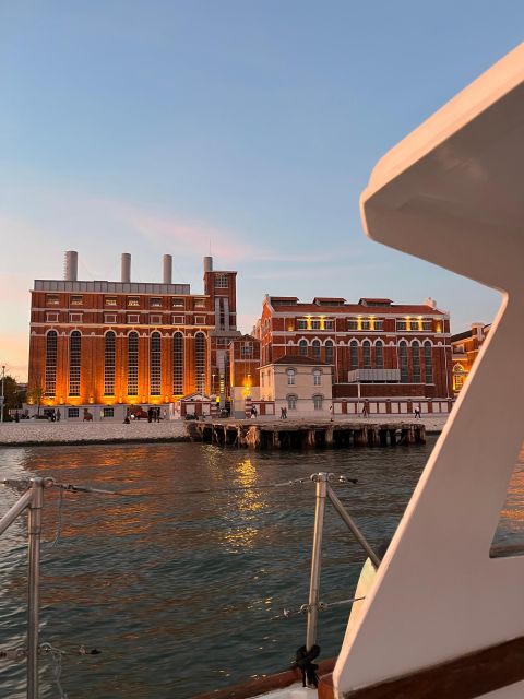 Lisbon: 2H Sunset Boat Cruise Tour with Drinks - Accessibility and Group Size