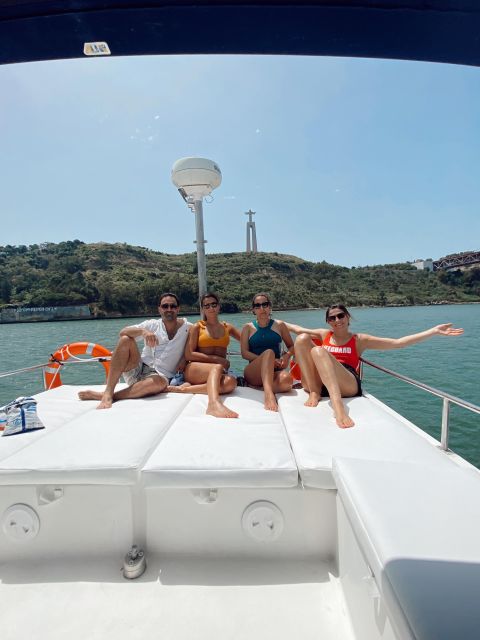 Lisbon: 4h Private Luxury Catamaran Tour with Welcome Drink - Meeting Point and Accessibility