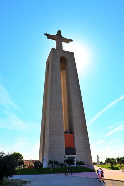 LISBON: Amazing Tuktuk tours with a local portuguese guide - Skip the Queues and Meet the Master Tuktuk Guide