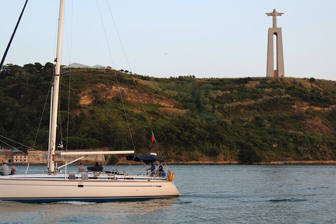 Lisbon boat tour with drinks - Discover Lisbon from the Water with a Charming Boat Ride and Drinks