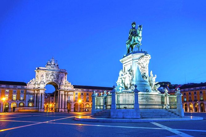 Lisbon by Night Private Tour with Dinner and Fado Show - Traditional Dinner and Fado in Alfama