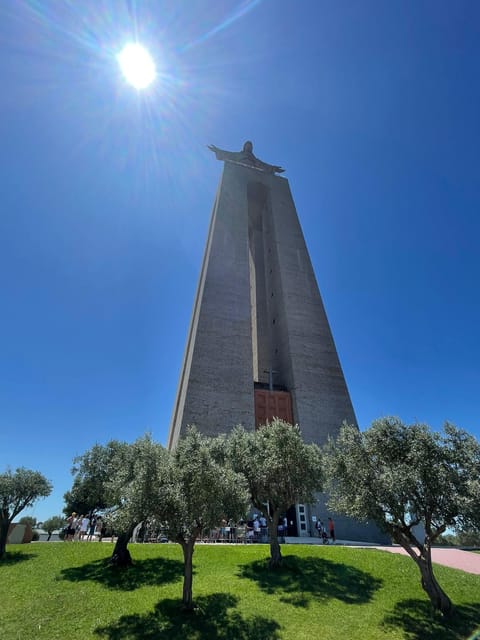 Lisbon City Tour HALF DAY 4h - VAN - Exploring Lisbon’s Most Famous Miradouros and Neighborhoods