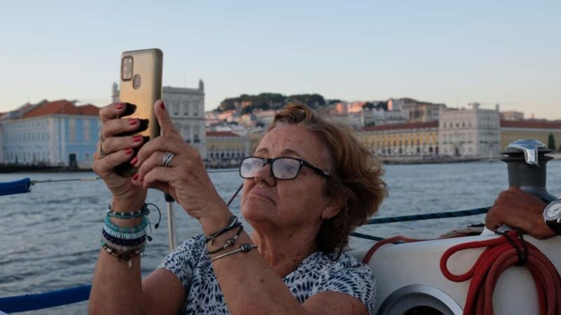 Lisbon: Daily Boat Tour with Drinks & Snacks - Discover Lisbons Water Perspective from Alcântara Docks