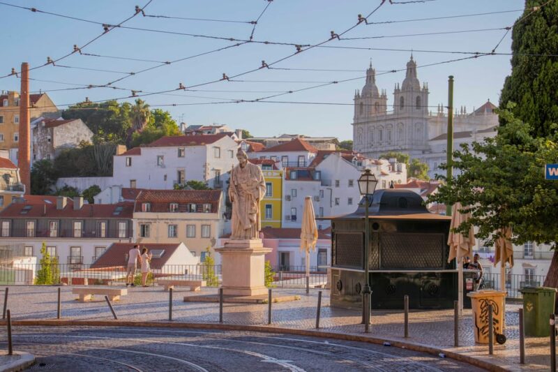 Lisbon: Early Morning TukTuk Tour - hotel/cruise ship pickup - Highlights of the Viewpoints and Photo Stops