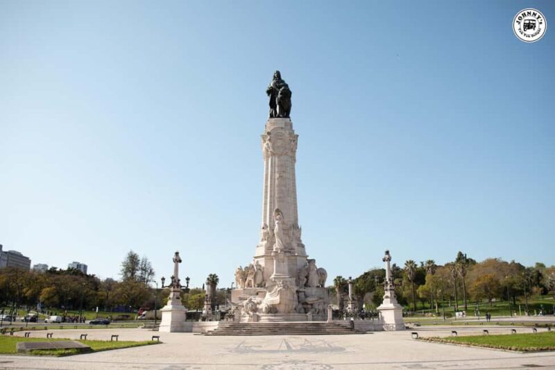 LISBON : EXPLORE OLD TOWN ALFAMA BY ELECTRIC TUK TUK - Scenic Viewpoints: Santa Luzia and Portas do Sol