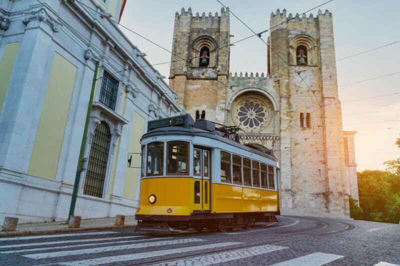 Lisbon: Express Walk with a Local in 60 minutes - Personalised Recommendations for Food and Drinks