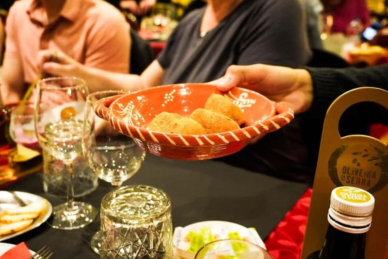 Lisbon: Fado Musical Experience with Portuguese Appetizers - The Musical Performance: Skilled Singers and Passionate Guitarists