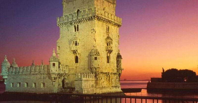 Lisbon: Fado Night Tour Dinner & Show - Traditional Dinner and Fado in Alfama