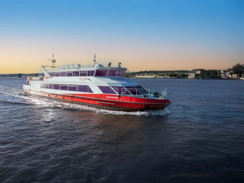 Lisbon Float Party: Most exclusive Boat Party in Lisbon - The Experience of Live DJ and MC in a Luxurious Setting