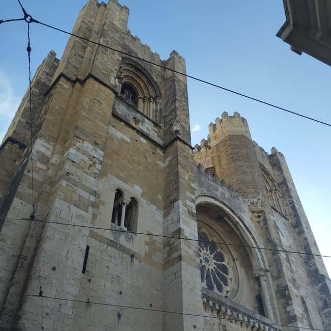 Lisbon: Guided Van Tour Through the City's Iconic Sites - Visiting Lisbon’s Oldest Church, the Sé Cathedral